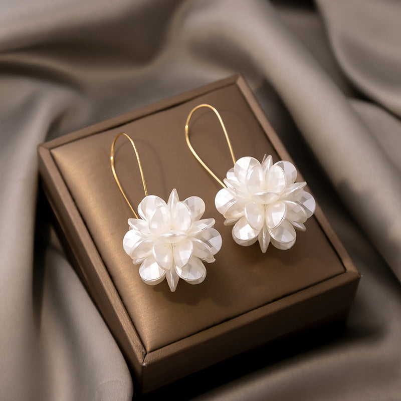 Women's Fashion White Petal Geometric Earrings - Modestly Vogue 