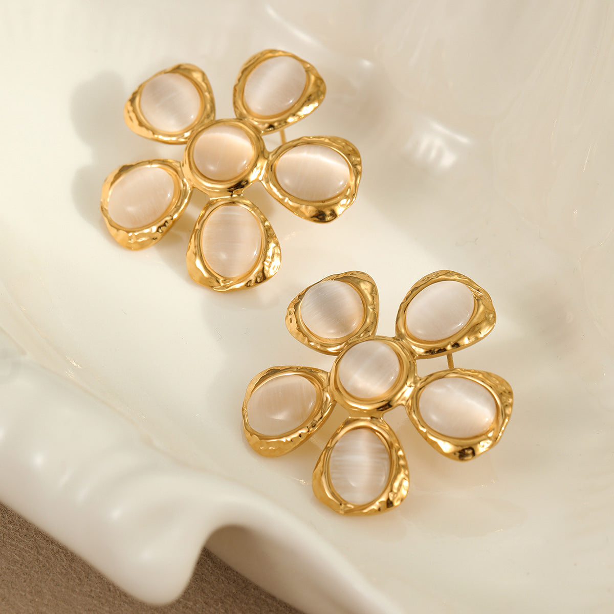 Vintage 18K Gold Stainless Steel High Grade Cat Eye Hammer Pattern Floral Earrings Eardrops